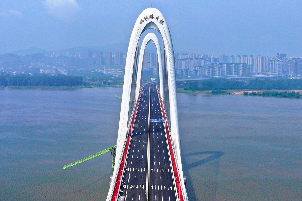 興聯(lián)路大橋路段護(hù)欄清洗-長(zhǎng)沙市望城區(qū)主次干道環(huán)衛(wèi)清掃保潔第六輪社會(huì)化承包項(xiàng)目標(biāo)段十三（交通護(hù)欄）