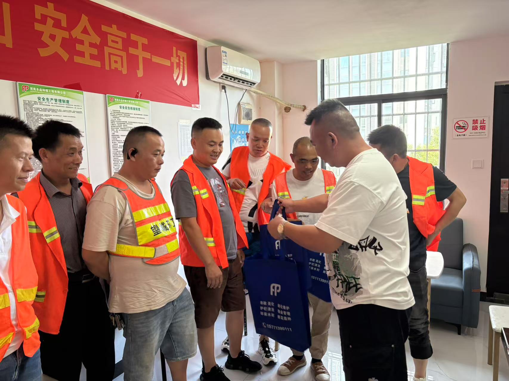 護(hù)欄清洗防暑.jpg 護(hù)欄清洗防暑.jpg